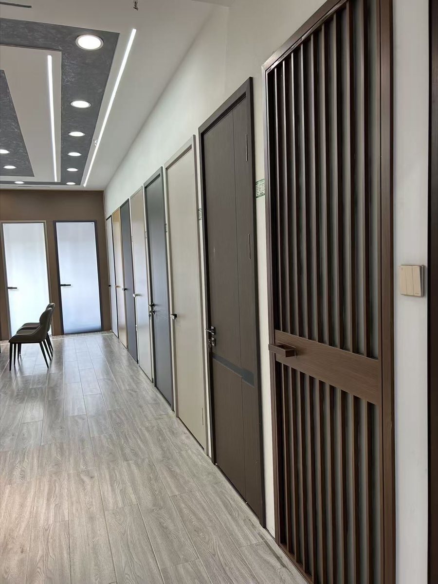 哈尔滨米格门业室内门展示走廊：多款木门、平板门与竖格栅造型门