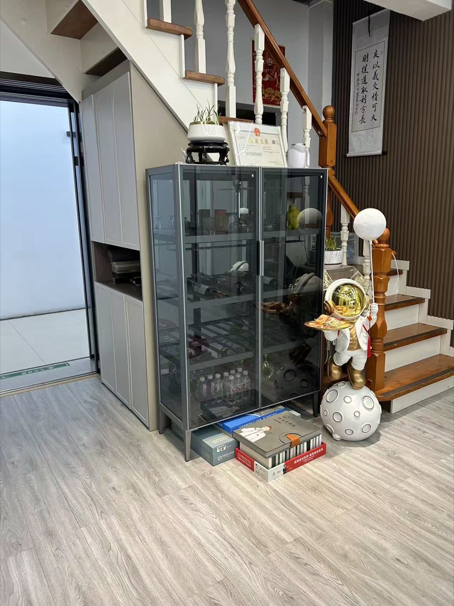 哈尔滨米格门业展厅一角：展示柜与“友以义交、财从道取”字画