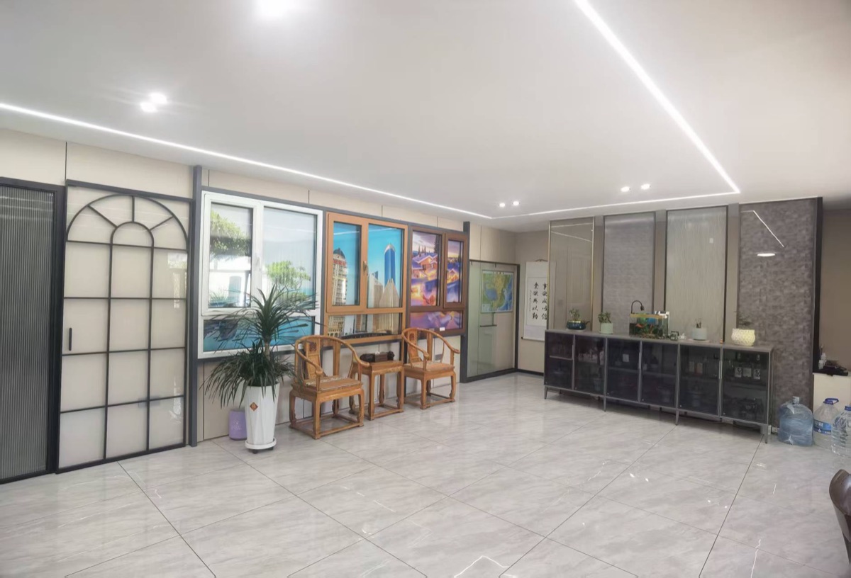 哈尔滨米格门业南岗区门店展厅大厅：断桥铝窗样品、玻璃门、洽谈区与整洁明亮的门店空间